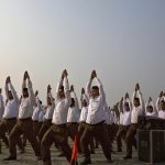 الشرطة الهندية تمارس اليوغا بمناسبة اليوم العالمي للرياضة (فيديو)