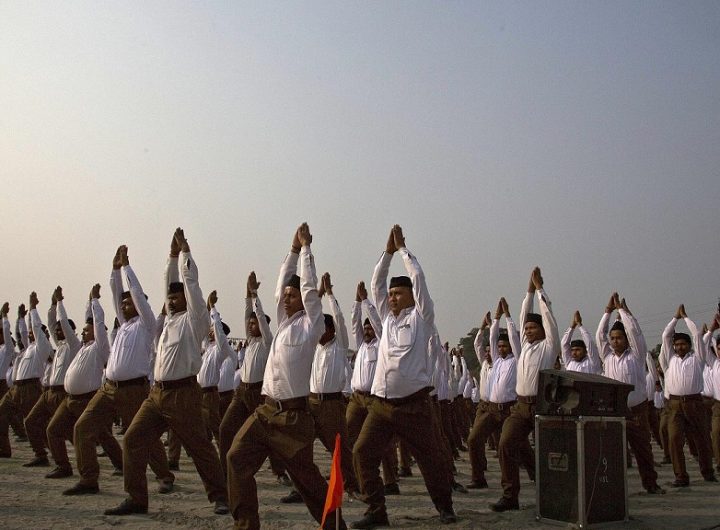الشرطة الهندية تمارس اليوغا بمناسبة اليوم العالمي للرياضة