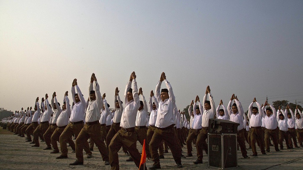 الشرطة الهندية تمارس اليوغا بمناسبة اليوم العالمي للرياضة