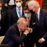 إردوغان يقبّل يد بايدن..! (فيديو)