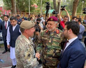 مع إنتهاء مهمته، الجنرال سكوت ميلر يصافح وزير الدفاع الأفغاني الأحد (رويترز)