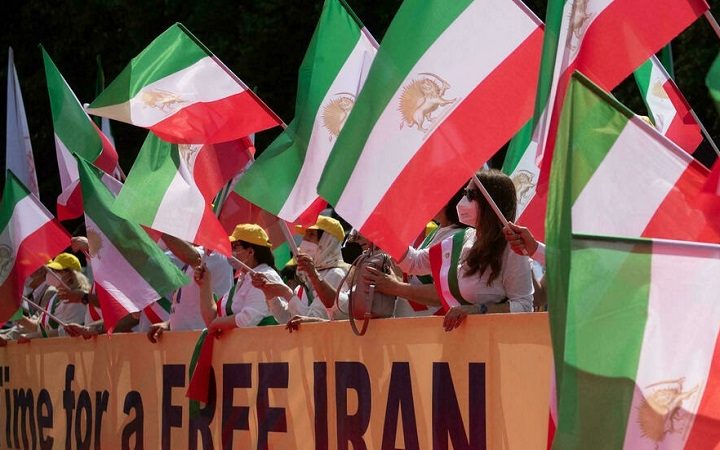 إيرانيون معارضون في المنفى