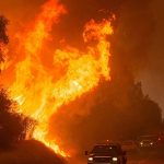 عناصر الإطفاء يكافحون لإخماد الحرائق في غرب الولايات المتحدة وكندا (فيديو)