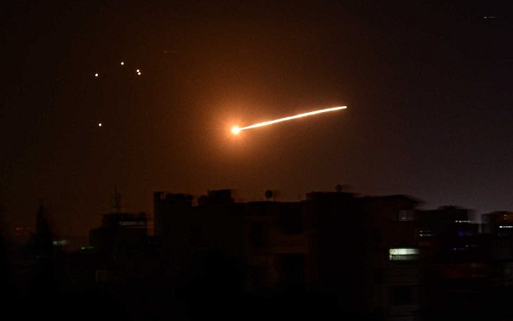 سقوط صاروخ إسرائيلي بلحفد0