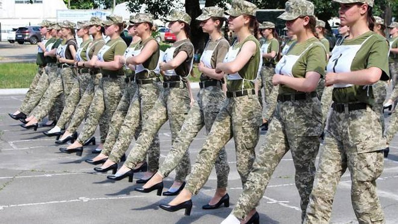 سلطات أوكرانيا تلزم المجندات إرتداء الكعوب العالية1