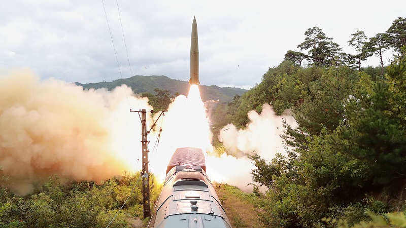 كوريا الشمالية تطلق صواريخ بالستية من قطار متنقل