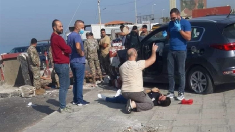 سيارة تجتاح حاجزاً للجيش اللبناني وتقتل جندياً