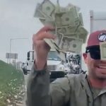 آلاف الدولارات تتساقط من شاحنة على طريق سريع (فيديو)