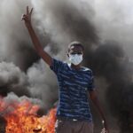 عشرات الإصابات خلال مظاهرات الخرطوم المناهضة للحكم العسكري (فيديو)