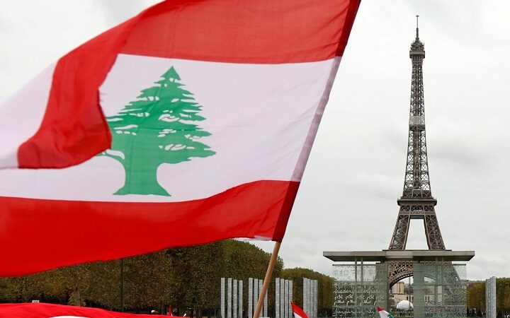 علم لبنان في باريس فرنسا