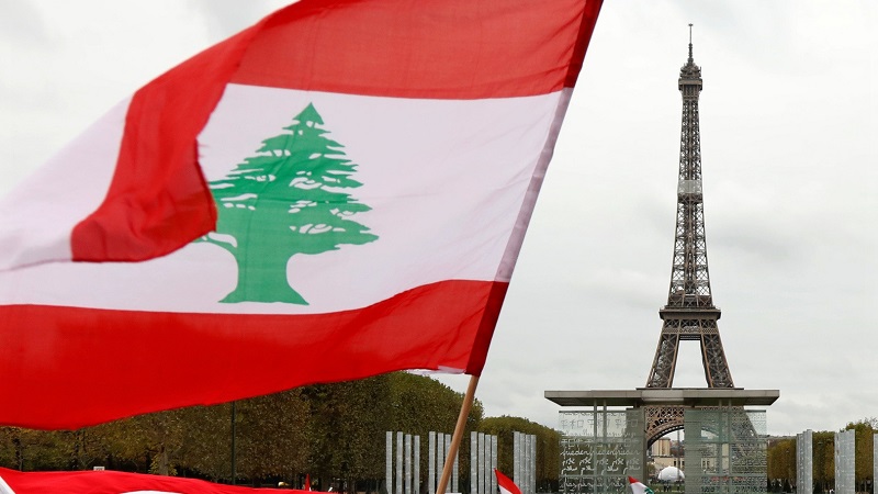 علم لبنان في باريس فرنسا