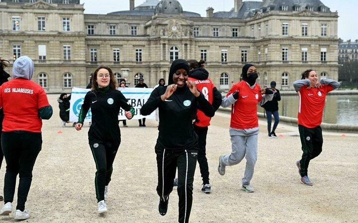 نساء يشاركن في مظاهرة أمام مبنى مجلس الشيوخ الفرنسي للتنديد بمشروع قانون منع النساء المتحجبات بممارسة الرياضة. ياريس 26 يكانون الثاني 2022. أ ف ب