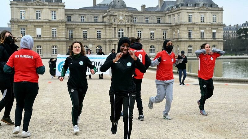 نساء يشاركن في مظاهرة أمام مبنى مجلس الشيوخ الفرنسي للتنديد بمشروع قانون منع النساء المتحجبات بممارسة الرياضة. ياريس 26 يكانون الثاني 2022. أ ف ب