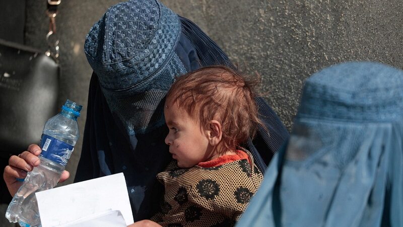 إمرأة منقبة وطفلها في أفغانستان