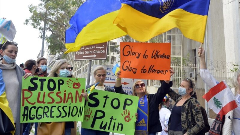 أوكرانيون أمام السفارة الروسية في بيروت
