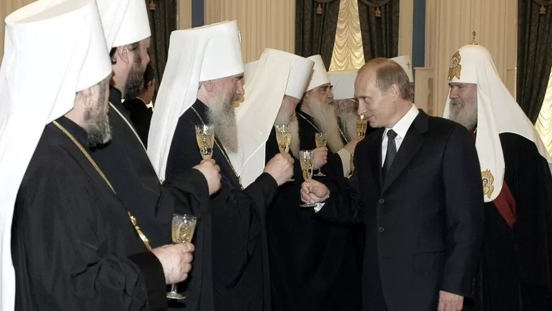 بوتين خلال حفلة أقيمت في الكرملين عام 2004 لتكريم البطريرك ألكسي الثاني