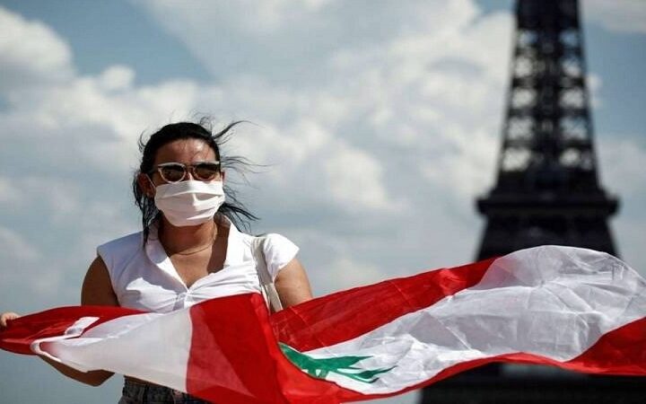 لبنانية مع علم لبنان في باريس