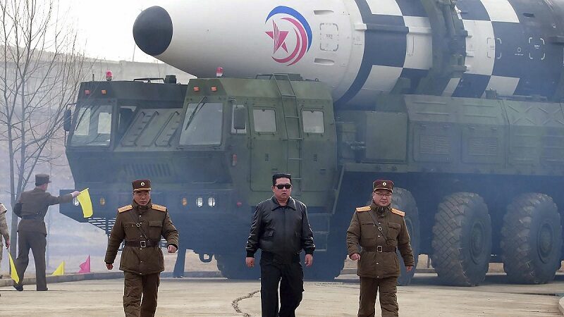 كيم جونغ أون يشرف على إختبار كوريا الشمالية "الصاروخ الوحشي" العابر للقارات