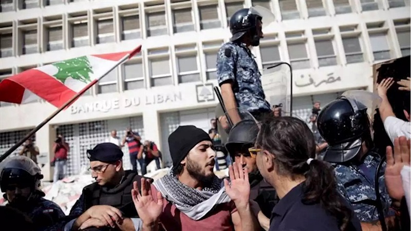 إحتجاجات أمام مصرف لبنان