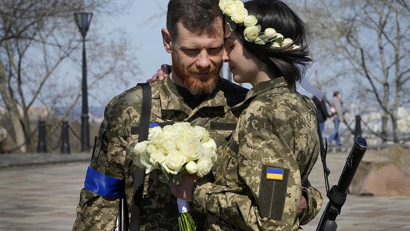عقدا قرانهما بأسلحتهما في جبهة المعركة في أوكرانيا