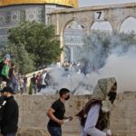 عشرات الجرحى بالرصاص الإسرائيلي في باحة المسجد الأقصى في القدس (فيديو)