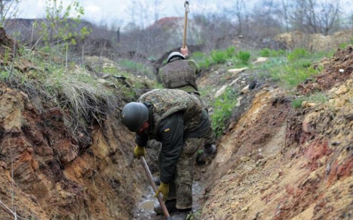 جنود أوكرانيون يستعدون لهجوم روسي قرب مدينة هورليفكا في منطقة دونيتسك