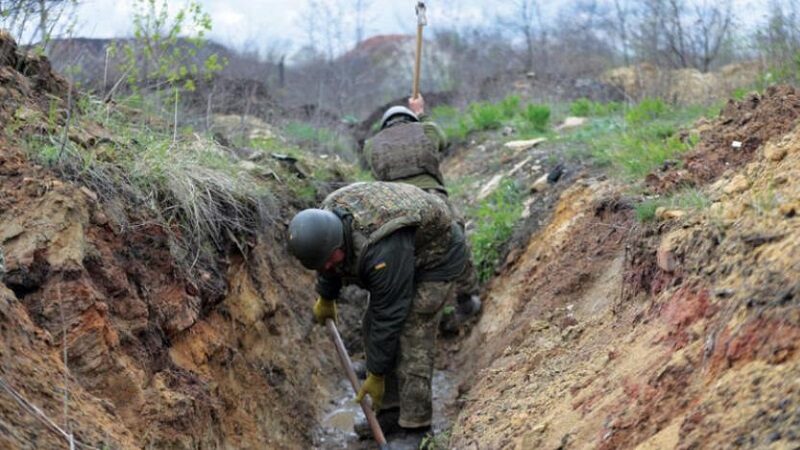 جنود أوكرانيون يستعدون لهجوم روسي قرب مدينة هورليفكا في منطقة دونيتسك