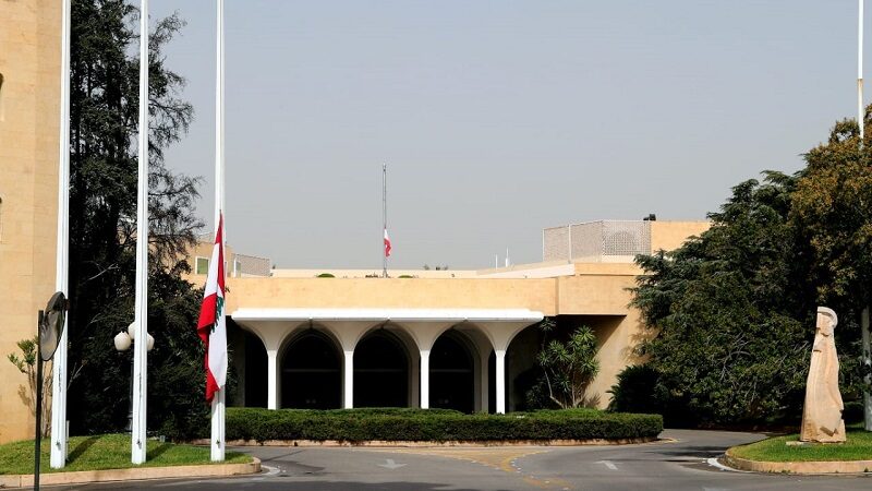 تنكيس العلم اللبناني في القصر الجمهوري في بعبدا حداداً على أرواح ضحايا زورق طرابلس
