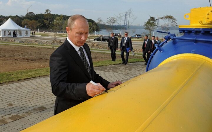 فلاديمير بوتين يوقع على أحد أنابيب الغاز الروسي