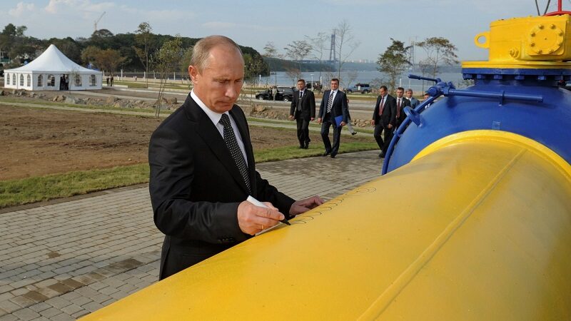 فلاديمير بوتين يوقع على أحد أنابيب الغاز الروسي