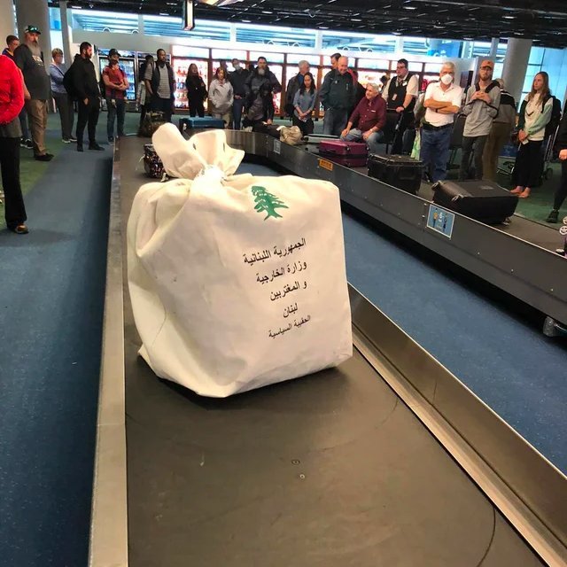 صورة متداولة لحقيبة ديبلوماسية على حزام تسليم الحقائب في المطار