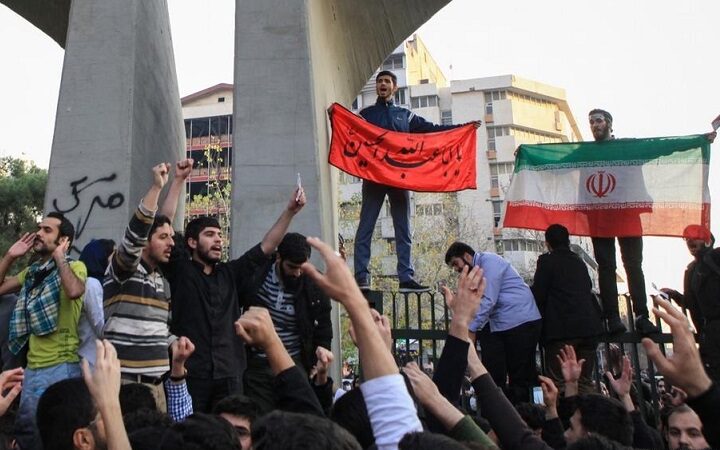 إحتجاجات في إيران على رفع الحكومة أسعار سلع غذائية أساسية