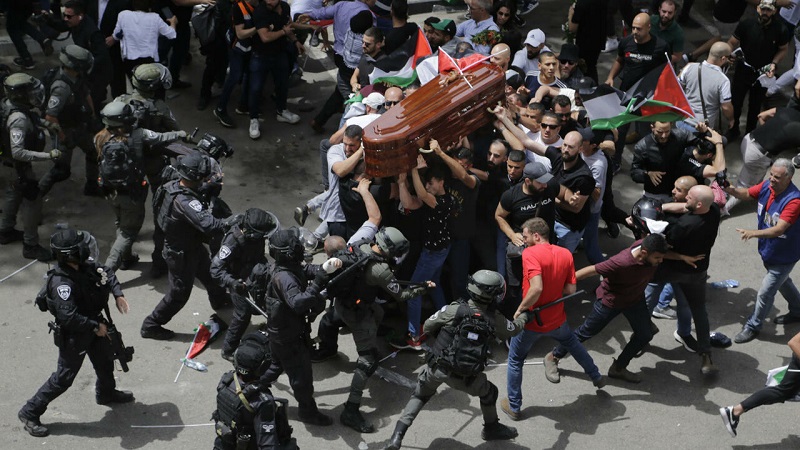عنف القوات الإسرائيلية خلال جنازة الصحافية شيرين أبو عاقلة