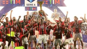 ميلان يستعيد لقب دوري إيطاليا بعد 11 عاماً