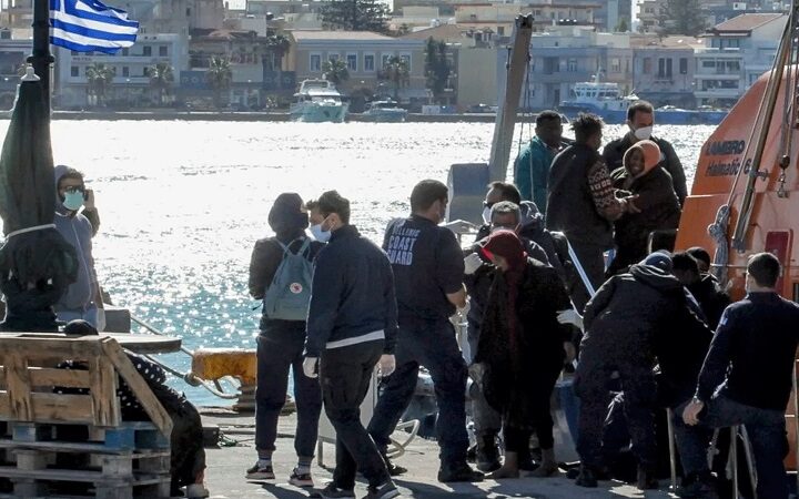 اليونان تنقذ 60 مهاجراً لبنانياً من الغرق