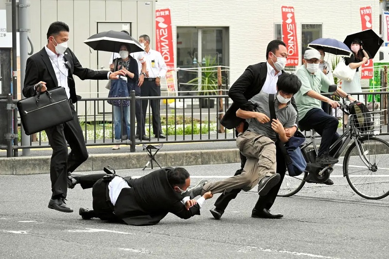 إصابة رئيس وزراء اليابان السابق "شينزو آبي" بطلق ناري