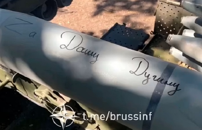 جنود روس يكتبون "لداريا دوغينا" على الذخيرة التي أطلقت على أوكرانيا