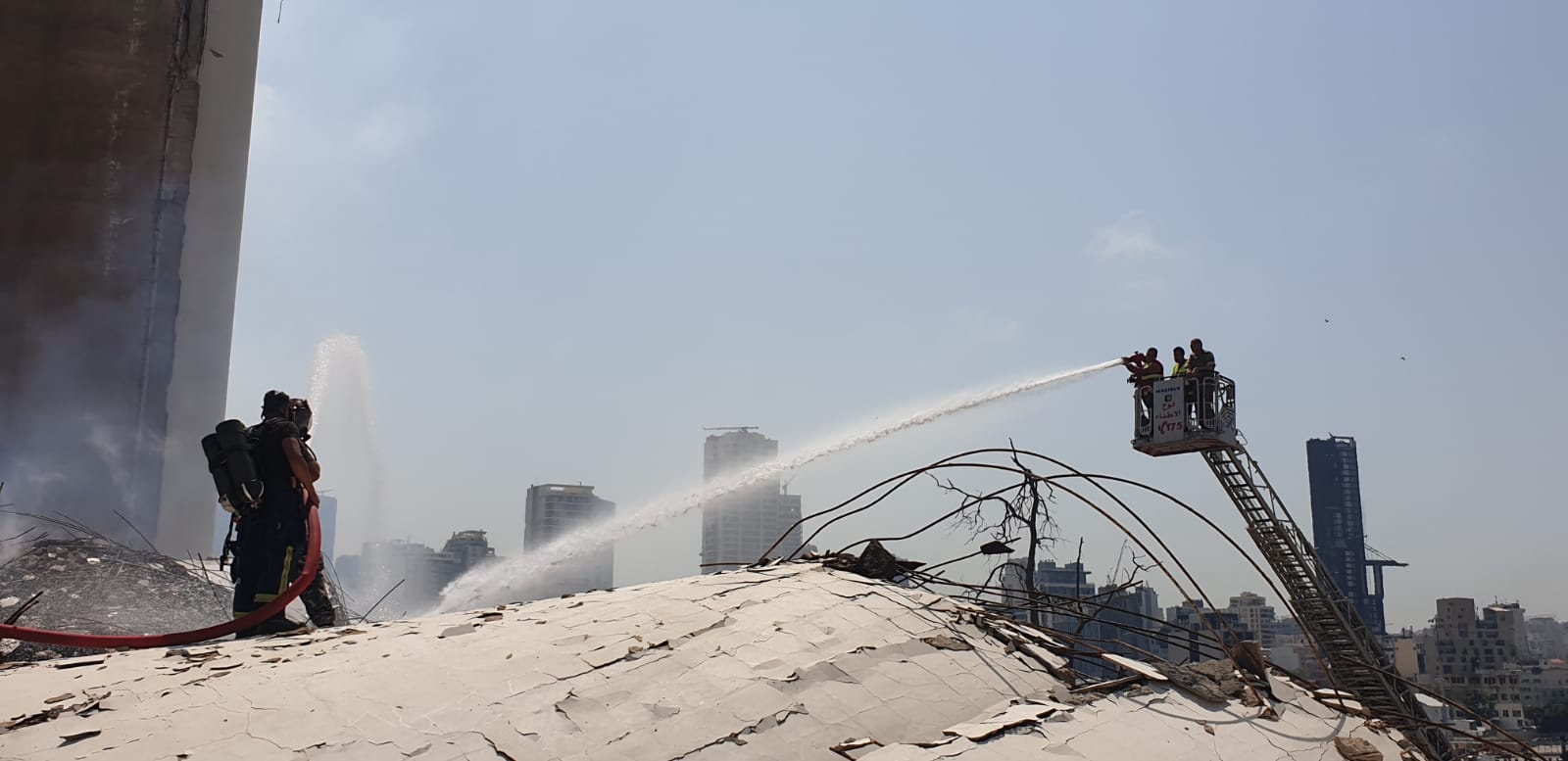 المرحلة الثانية من خطة تبريد وإخماد حريق الحبوب في أهراءات مرفأ بيروت
