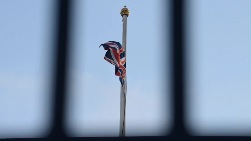 العلم البريطاني منكسًا في قصر باكنغهام بعد إعلان وفاة الملكة إليزابيت