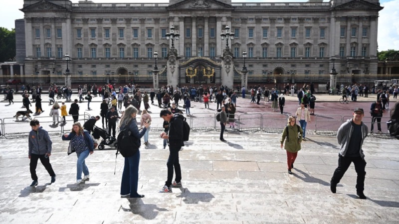 تجمع بريطانيون خارج قصر باكنغهام في لندن ترقباً لأنباء عن صحة الملكة