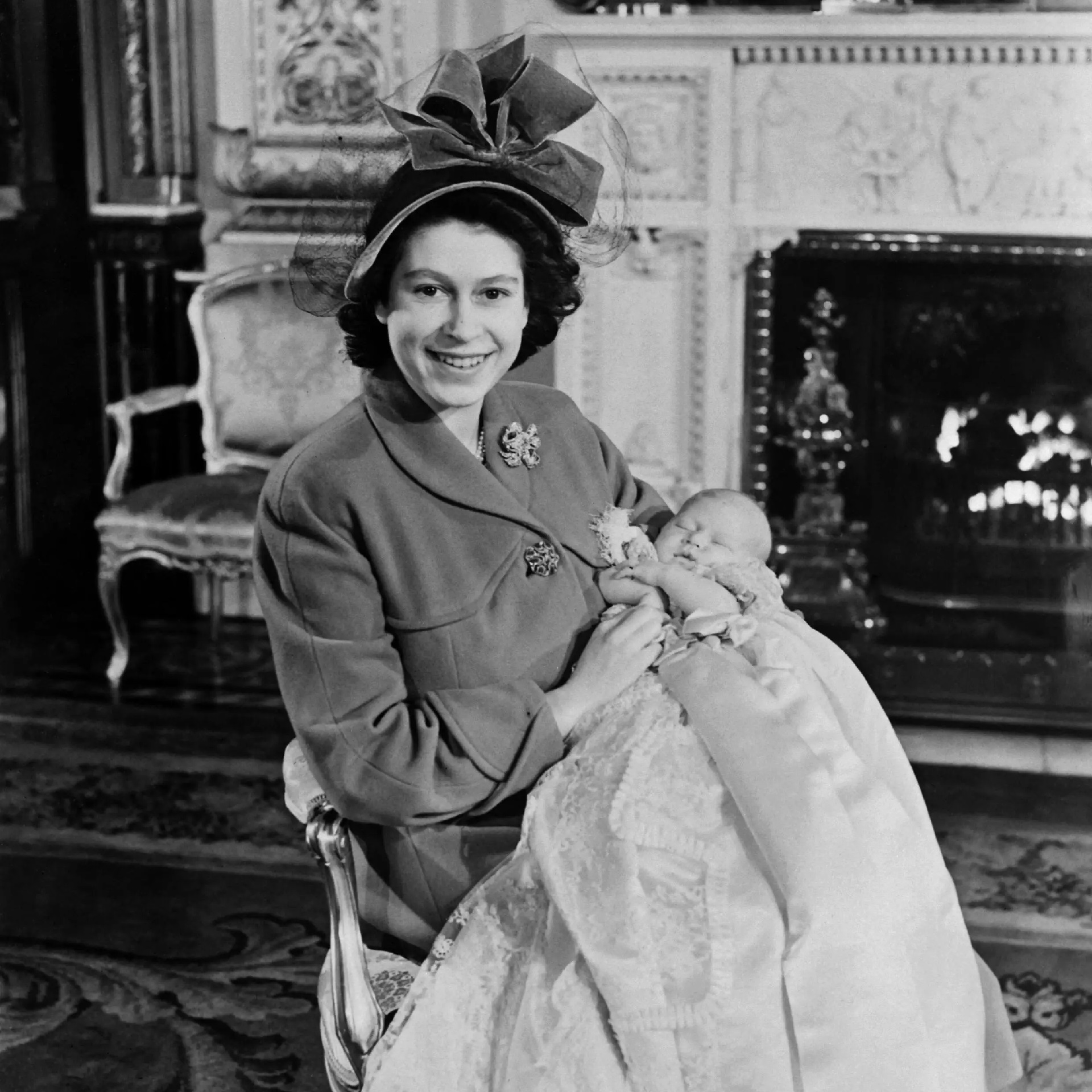 الملكة إليزابيث الثانية مع إبنها الأمير تشارلز المولود في تشرين الثاني 1948