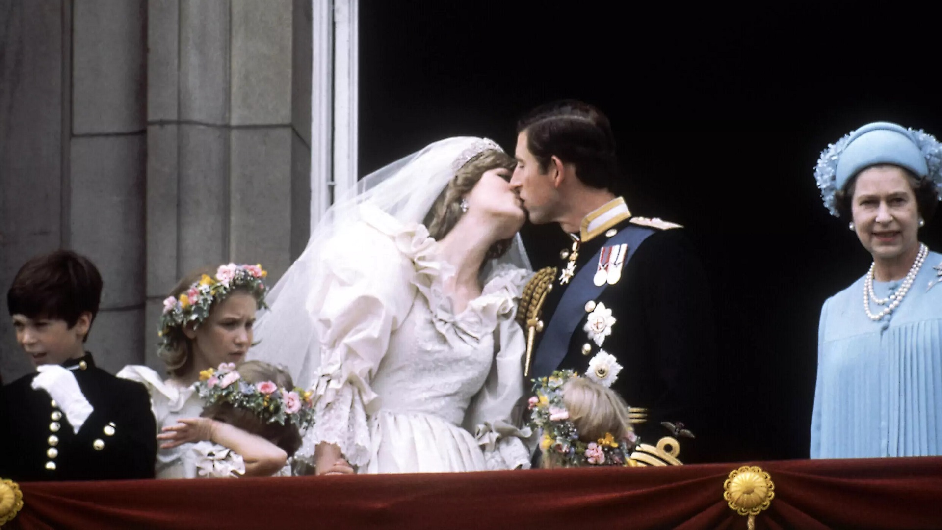 الأمير تشارلز وزوجته ديانا بعد عقد قرانها في كاتدرائية سان بول في شرفة قصر باكنغهام في 29 تموز 1981