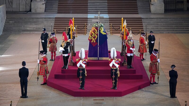 نعش الملكة إليزابيت في قصر ويستمنستر تمهيداً لجنازة وطنية الإثنين
