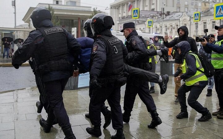 إعتقالات في تظاهرات تندد بقرار بوتين بالتعبئةفي روسيا