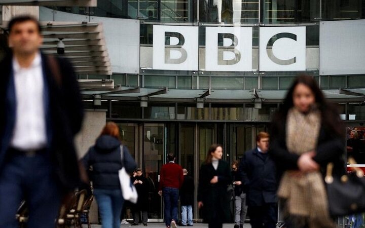 "بي بي سي" تلغي مئات الوظائف وتوقف الخدمة الإذاعية بالعربية