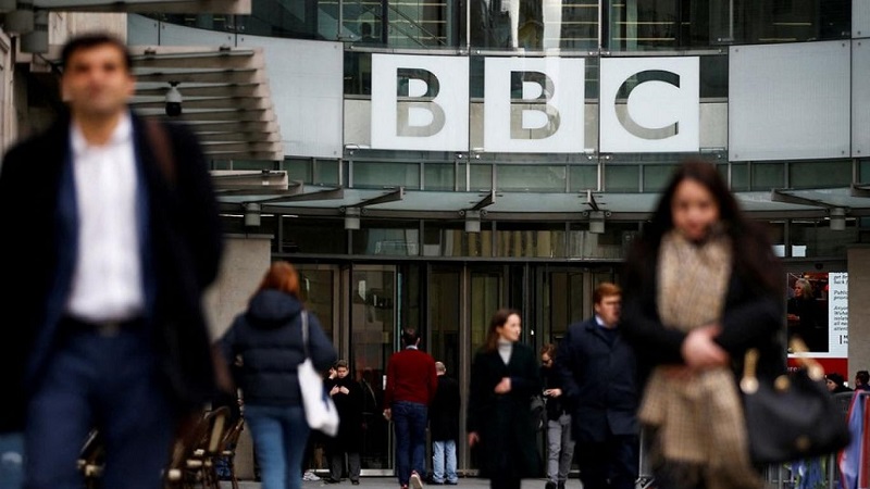 "بي بي سي" تلغي مئات الوظائف وتوقف الخدمة الإذاعية بالعربية