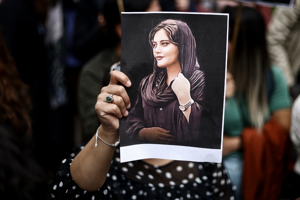 إمرأة تحمل صورة أميني في تظاهرة ببروكسل بلجيكا