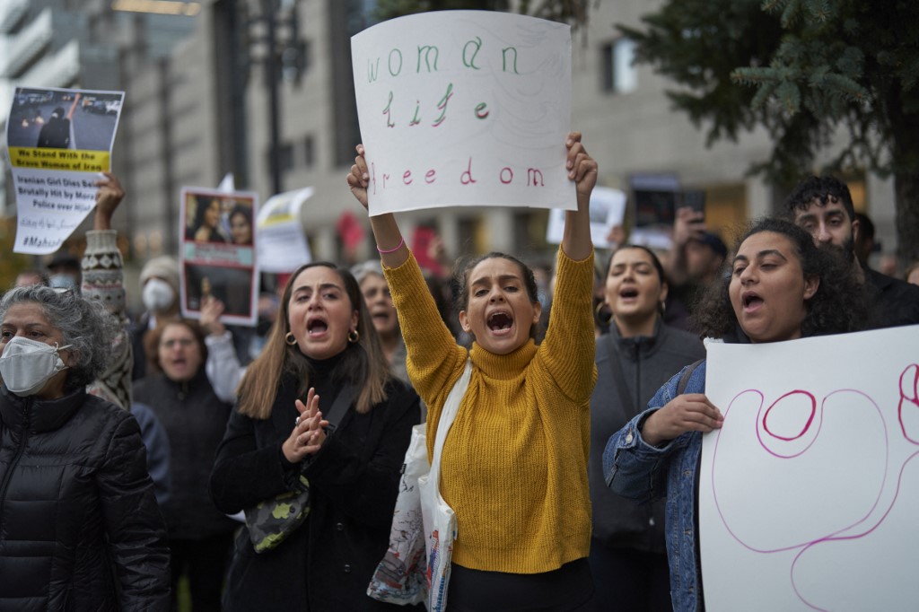 إيرانيات يتظاهرن في تورنتو بكندا ضد القمع في إيران