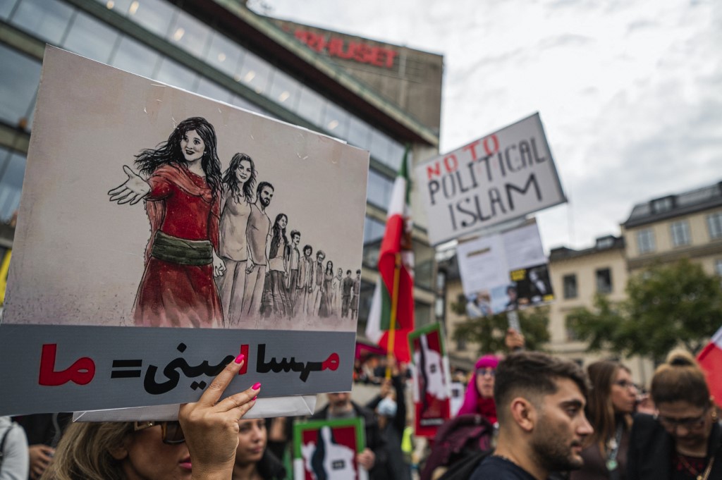 تظاهرة في ستوكهولم تضامناً مع مهسا أميني ونساء إيران