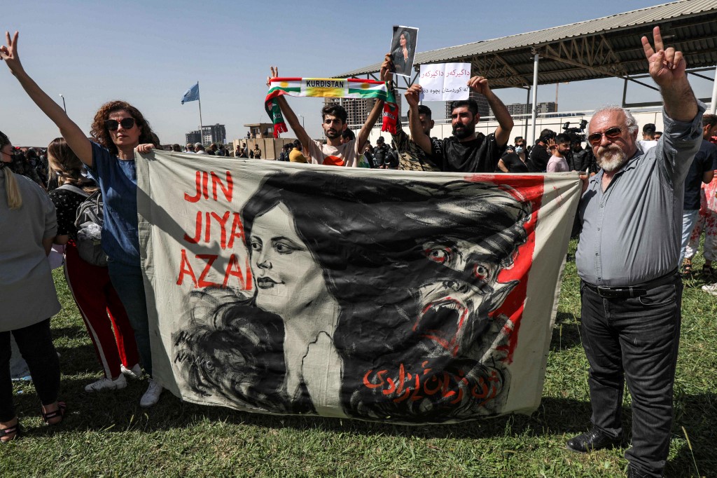 رجال ونساء يتظاهرون في أربيل العراق تضامناً مع الإحتجاجات في إيران